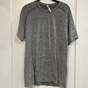 Lululemon Mens Metal Vent Tech short sleeve shirt size M gray